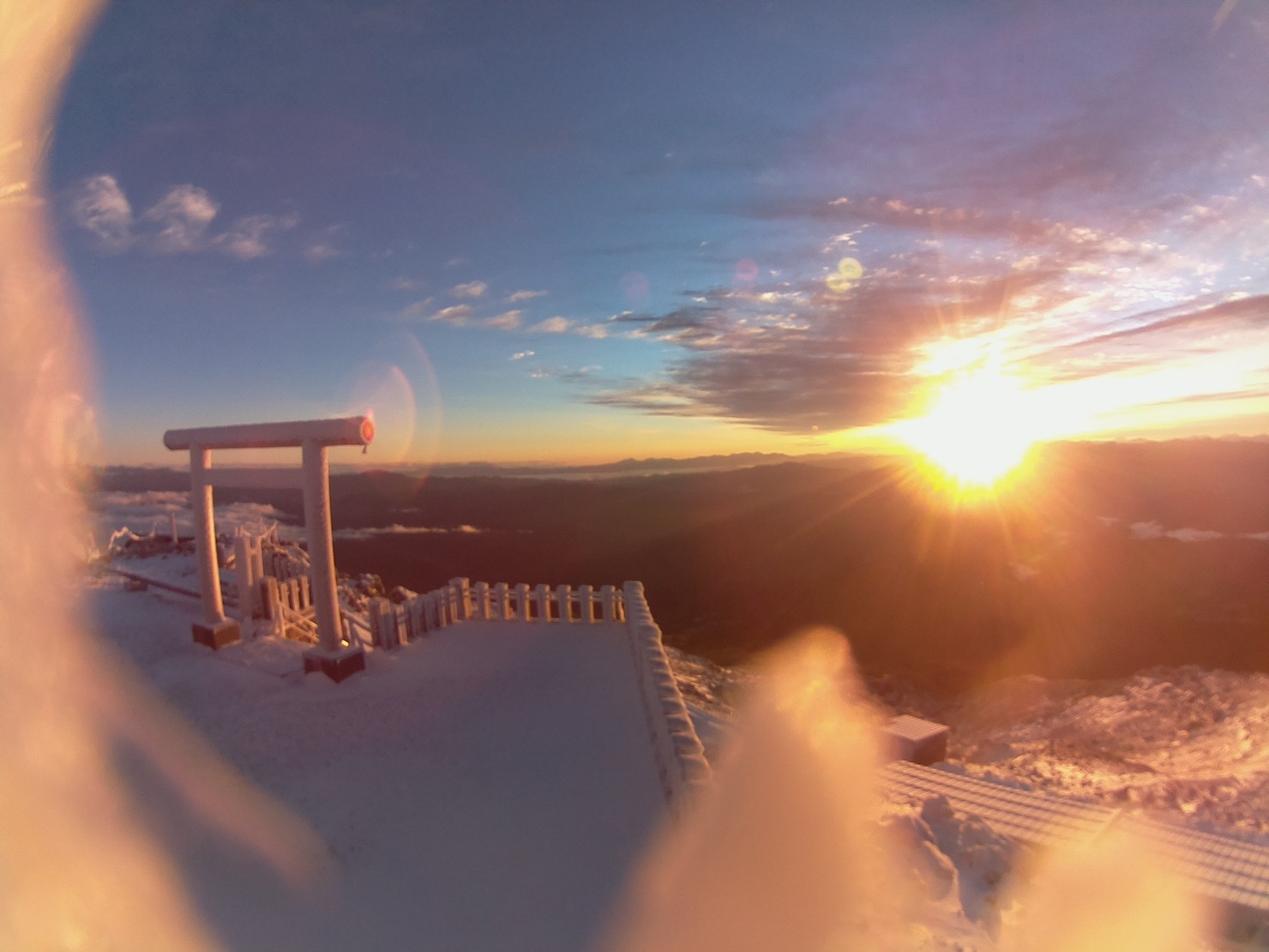 御嶽山（3,067m）から見える日の出【2021年10月21日】 - 御嶽山頂カメラたんのNFT | Adam byGMO