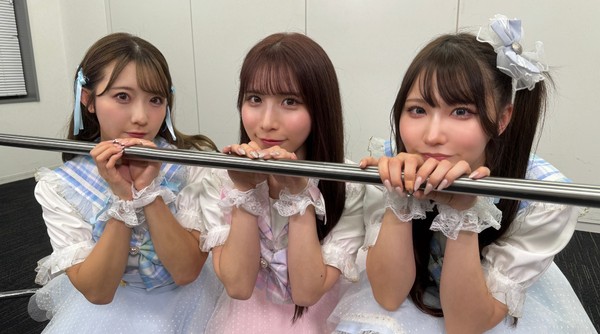 Couleur Clarity /特技を披露した紗愛 ・大河もも・芽衣のサイン入り写真 #1027/2000