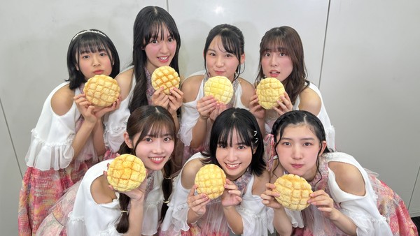 ukka/利きメロンパンを披露した村星りじゅとメンバー全員のサイン入り写真 #1659/2000