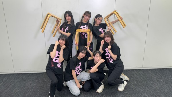 ukka/椅子チャレンジをしたメンバー全員のサイン入り写真 #104/2000