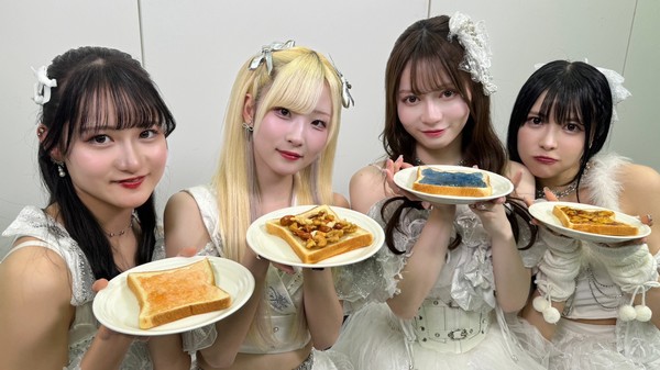 メンバーのサイン入り写真 #1434/2000