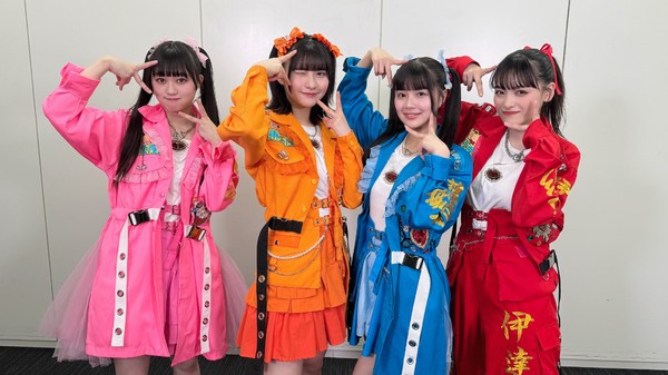 いぎなり東北産/メンバー4人のサイン入り写真 #1433/2000