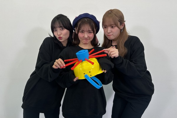 BABY-CRAYON〜1361〜/運試しゲーム後のメンバーのサイン入り写真 #1642/2000
