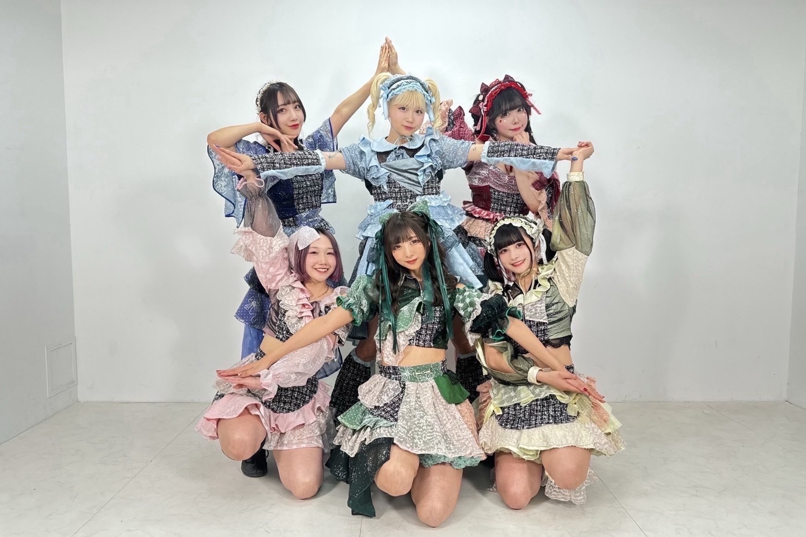 バンドじゃないもん！MAXX NAKAYOSHI /“以心伝心”にちなんだポーズで、メンバー全員のサイン入り写真 #1749/2000