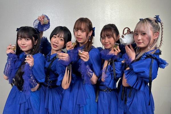 fishbowl /静岡“利き茶”に挑戦したメンバー全員のサイン入り写真  #110/2000