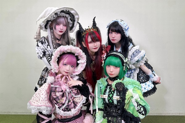 MAD MEDiCiNE/メンバー全員のサイン入り写真② #1145/2000