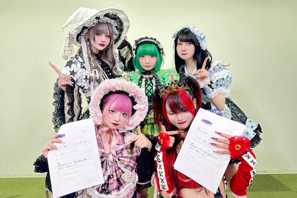 MAD MEDiCiNE/「名古屋なんでもクイズ」に挑戦したメンバー全員のサイン入り写真 #960/2000