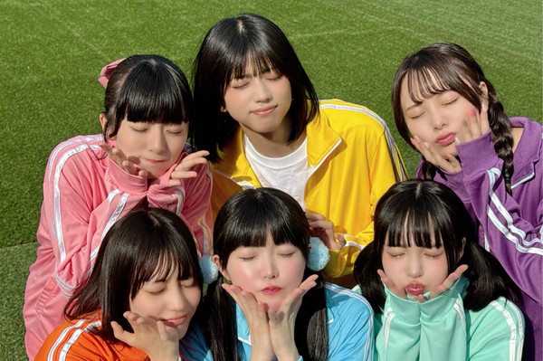 真っ白なキャンバス/メンバー全員のサイン入り“キス顔”写真 #1919/2000