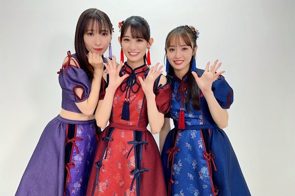 TEAM SHACHI /メンバー3人のサイン入り写真① #1778/2000