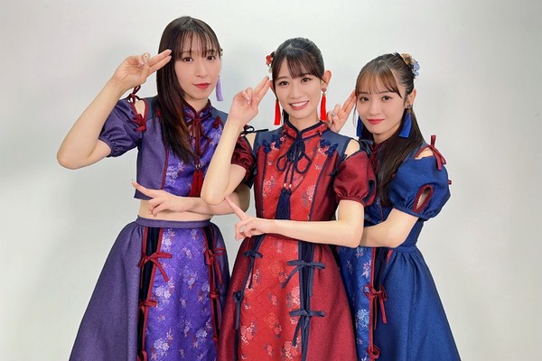 TEAM SHACHI /メンバー3人のサイン入り写真② #1677/2000