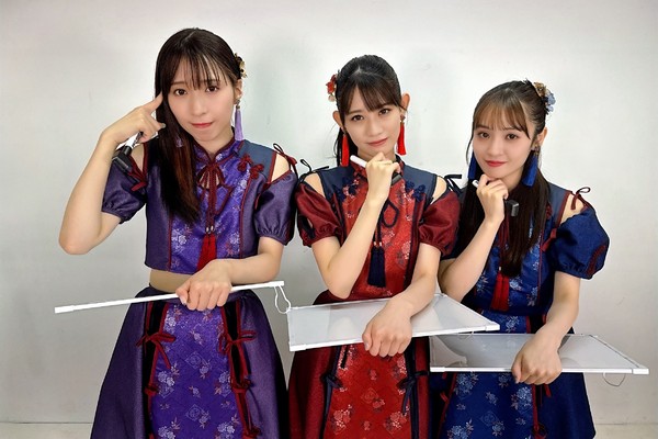TEAM SHACHI /『箱の中身はなんだろな』ゲームに挑戦したメンバー3人のサイン入り写真 #1828/2000