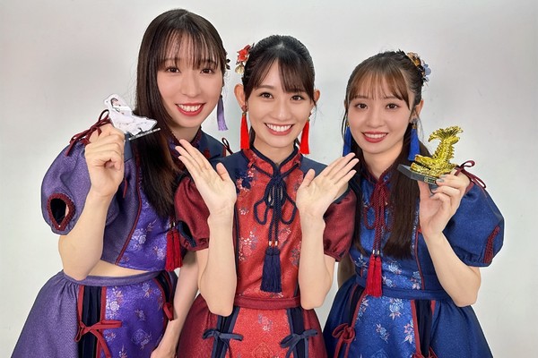 TEAM SHACHI /名古屋クイズに挑戦したメンバー３人のサイン入り写真 #1837/2000
