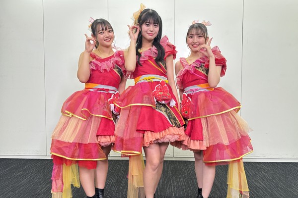 りんご娘 /メンバー３人のサイン入り写真① #1896/2000