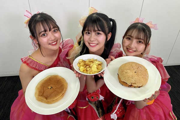 りんご娘 /おすすめ青森ソウルフードを紹介したメンバー３人のサイン入り写真 #1541/2000