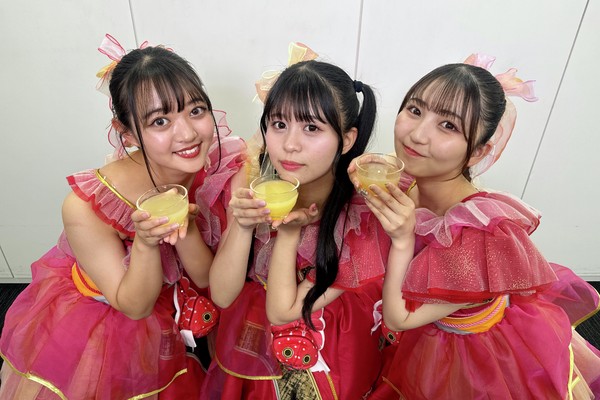 りんご娘/利きりんごジュースに挑戦したメンバー３人のサイン入り写真 #900/2000