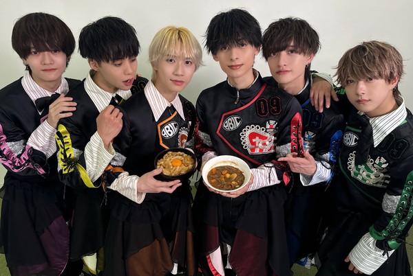 9bic／黒澤くんと西山くんがオススメ料理を紹介！メンバー全員のサイン入り写真 #1108/2000