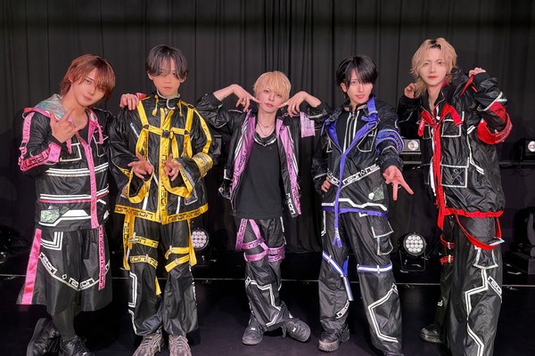 夢喰NEON／メンバー全員のサイン入り写真② #909/2000