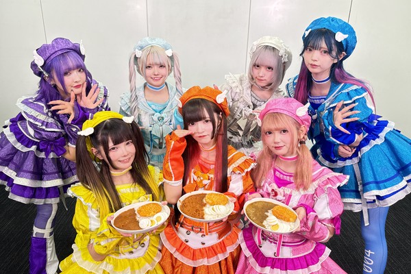 NANIMONO /「激辛食べた人当てクイズ」に挑戦したメンバー全員のサイン入り写真 #206/2000