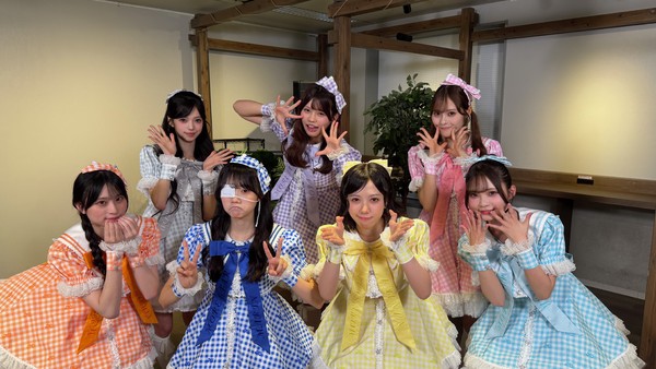 MORE STAR／メンバー７人のサイン入り写真① #564/2000