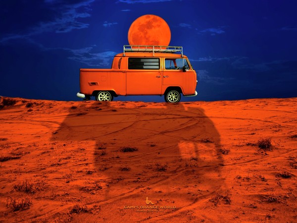 ORANGE TRUCK CARRYING THE MOON（月を運ぶオレンジトラック） #91/100